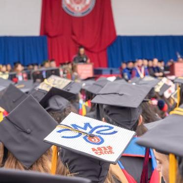 毕业学生的毕业帽. 有SMC的标志，上面写着SEBA 2023