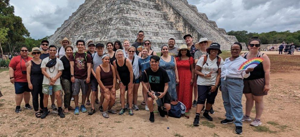 一群人站在古墨西哥金字塔前